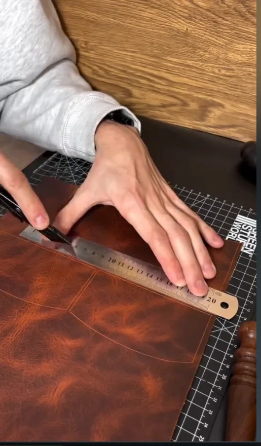 展示抖音短视频界面，一个手工皮具制作的视频，点赞量10000+